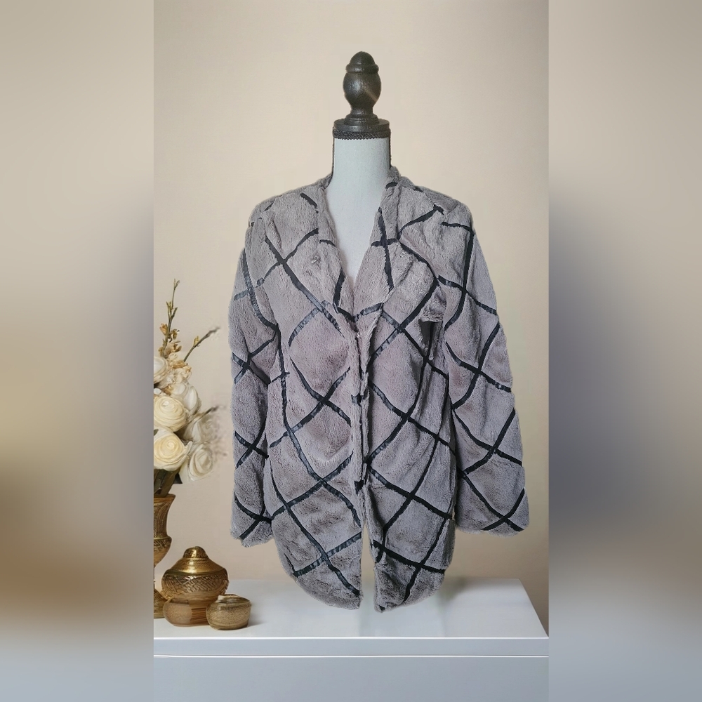 Elegant NWT Love Riche Faux Furr Jacket Soft & Cozy Sz M